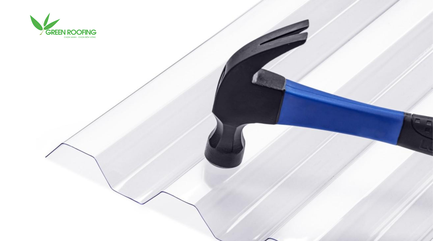 Tôn polycarbonate chịu va đập tốt hơn đáng kể so với composite