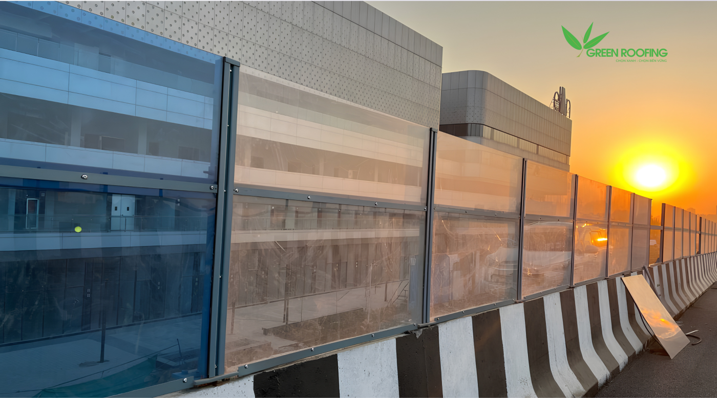 Vì sao tấm lợp lấy sáng polycarbonate đặc thường được chọn thay kính cường lực