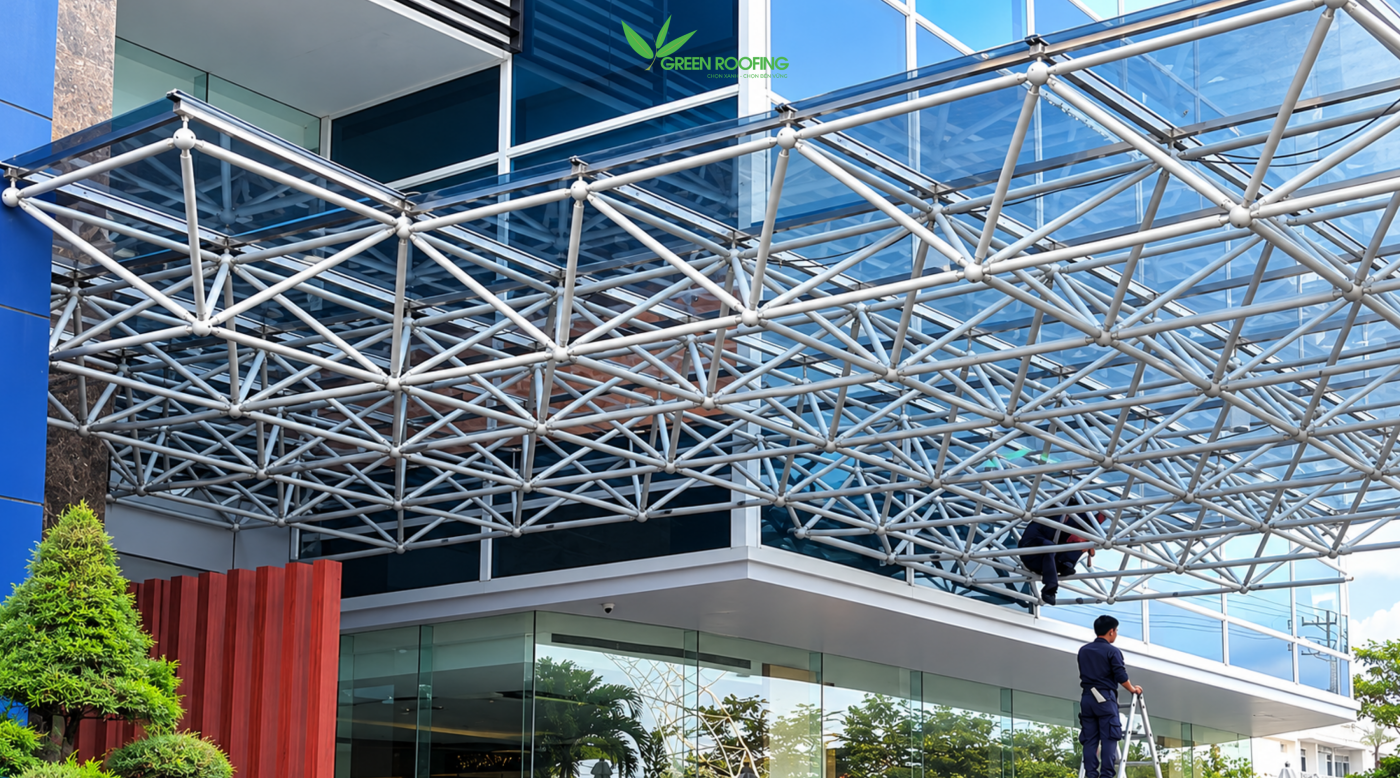 polycarbonate có ưu thế về khả năng uốn cong linh hoạt, phù hợp cho cả mái phẳng và mái vòm