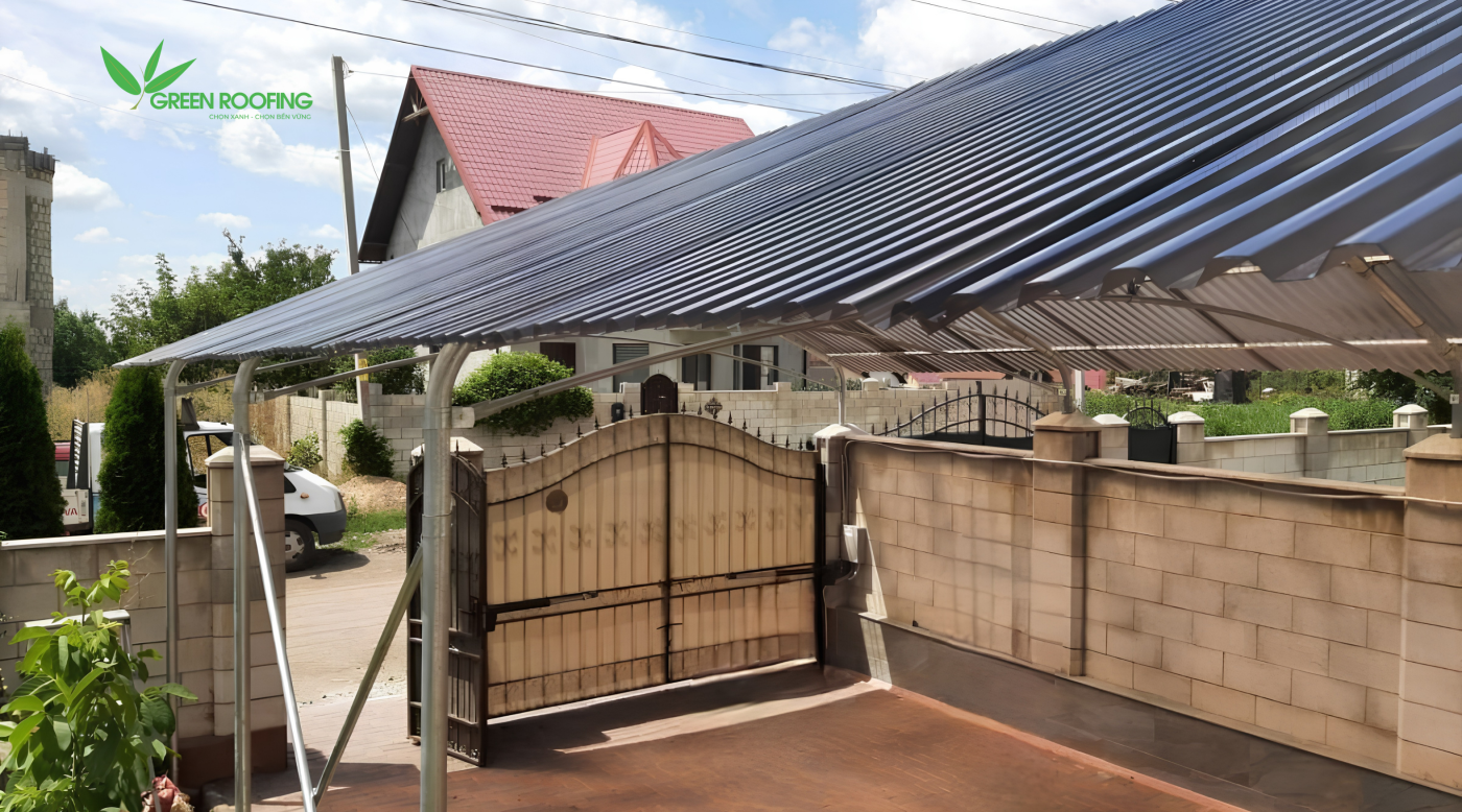 Tôn lấy sáng phù hợp giúp tối ưu điều kiện môi trường mà không cần phụ thuộc hoàn toàn vào hệ thống đèn chiếu sáng nhân tạo, giảm chi phí vận hành trang trại về lâu dài