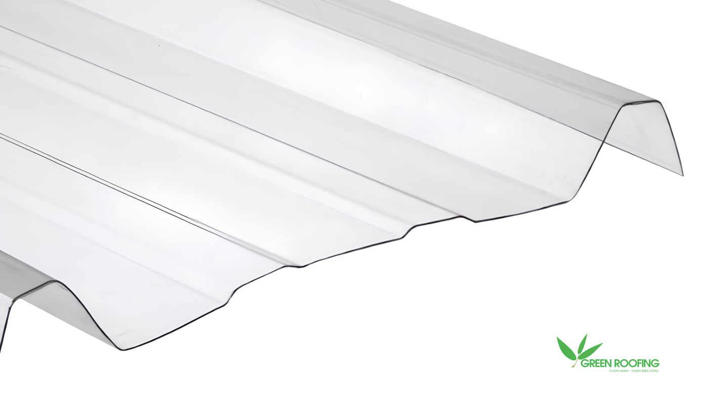 Tấm tôn lấy sáng giúp duy trì đủ ánh sáng cho hoạt động di chuyển và bốc xếp hàng hóa
